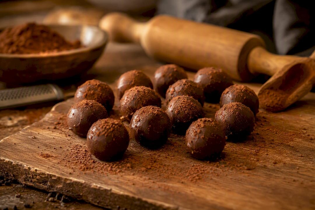 Čokoládové truffle vyválené na mramorové desce