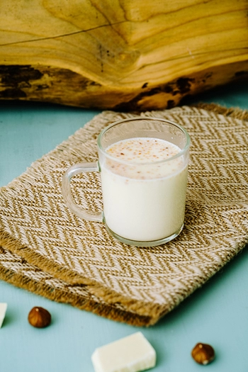 DUO Bílá horká čokoláda s lískovými oříšky