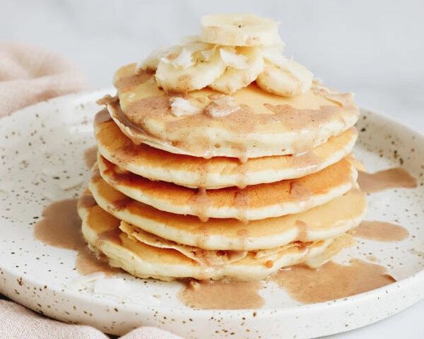 americké palacinky s banánem