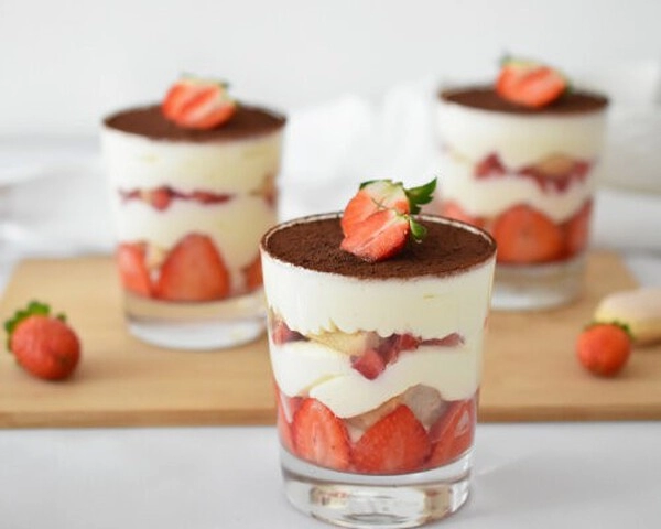 tiramisu z bílé cokolády a jahod ve sklenici